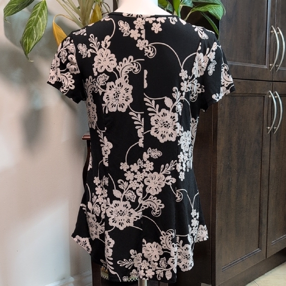 Sami & Jo Monochrome Floral Short Sleeve Top - Picture 7 of 10